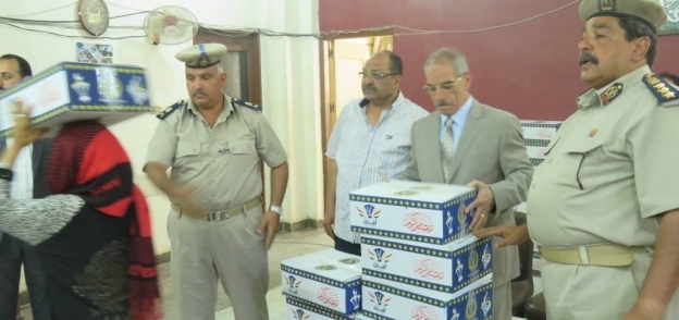 مدير أمن بني سويف يوزع 1250 كرتونة رمضانية من "الداخلية" للمواطنين