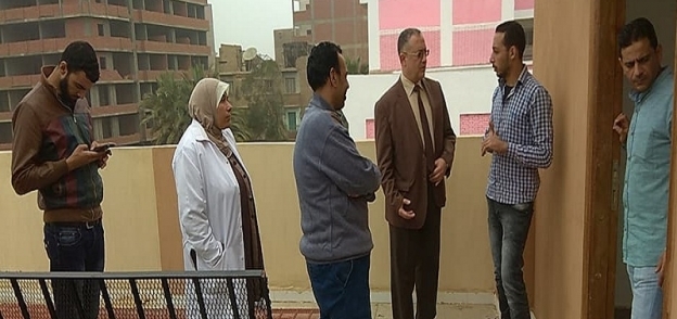 مدير التأمين الصحي بالشرقية يتابع أعمال الصيانة والتطوير بعيادة منيا القمح