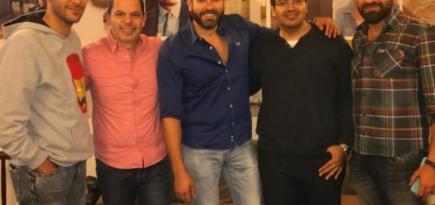 عمرو يوسف مع عمرو سلامة ورامى إمام ومحمد دياب وهشام تحسين