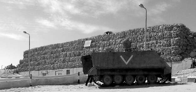 ناقلة جند مدرعة «M113» أمام «تبة الشجرة»