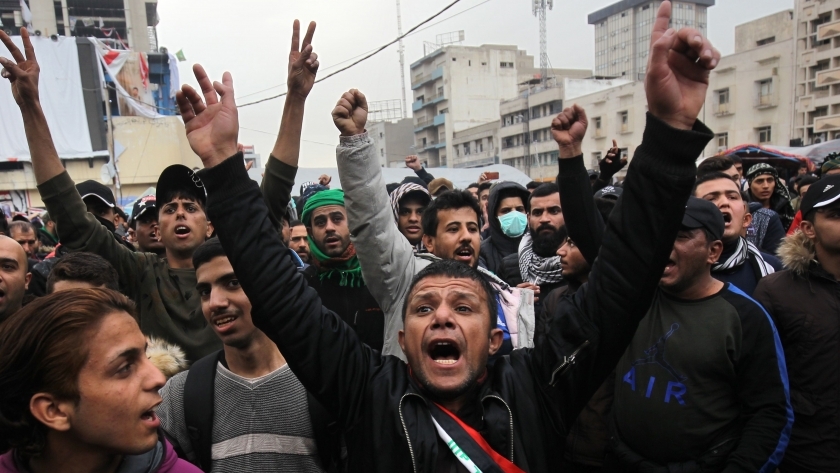 عراقيون يتظاهرون وسط البصرة تنديدا بالاغتيالات والخلافات العشائرية