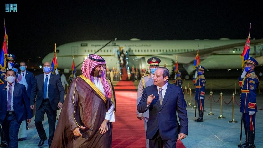 وصول ولي العهد السعودي إلى «مطار القاهرة الدولي»