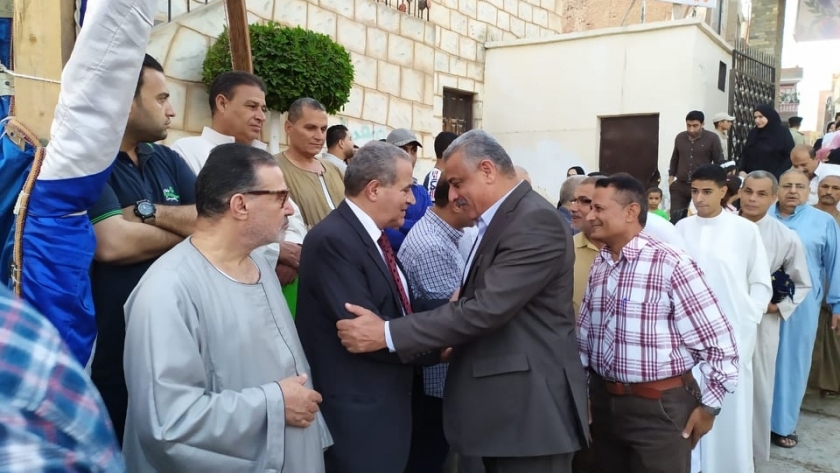 صور.. وزير التموين يؤدي صلاة عيد الأضحى في مسقط رأسه بالشرقية