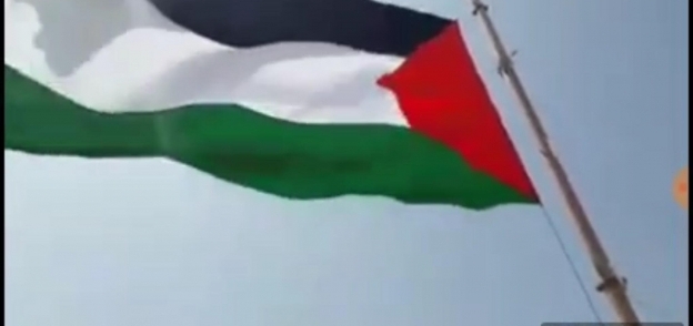 العلم الفلسطيني بأحد المخيمات
