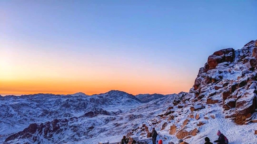 أرشيفية صورة السياح فوق جبل موسي الشهر الماضي