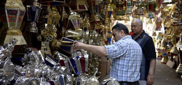 محلات «تحت الربع» تستعد لموسم رمضان بعرض 200 شكل وحجم من الفوانيس