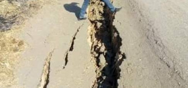 بالصور انهيار التربة الأسفلتية بالطريق الرابط بين قريتين في ساحل سليم بأسيوط