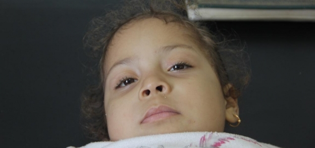 منة طفلة فى الخامسة من عمرها حياتها مهددة بسبب المرض
