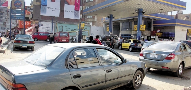 زحام السيارات أمام إحدى محطات البنزين بالغربية