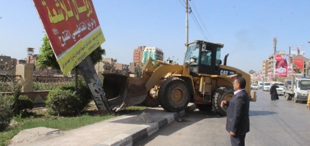 بالصور| رفع 59 إعلانا وإزالة 180 حالة إشغال طريق بشوارع مدينة بني سويف