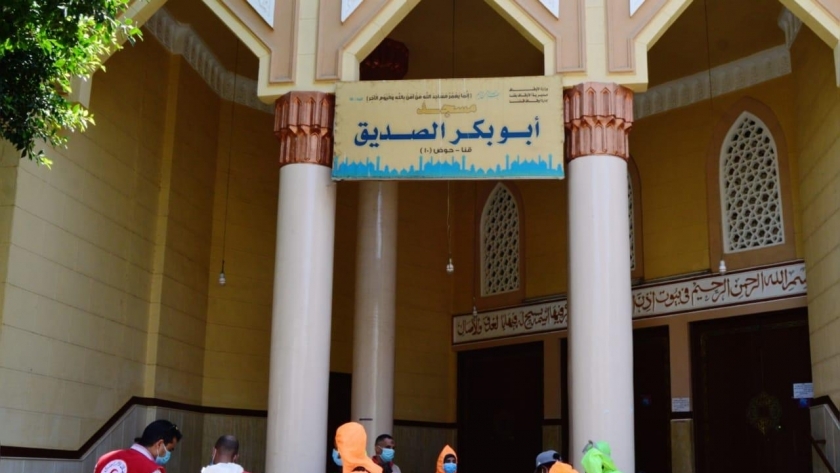 الهلال الأحمر يبدأ المرحلة الثانية من عملية تعقيم المساجد في 20 محافظة