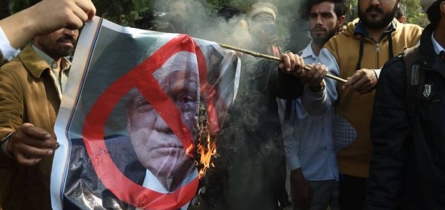 احراق صورة ترامب عقب اعترافه بالقدس عاصمة لإسرائيل