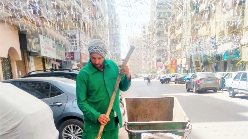 جانب من أعمال النظافة في الشوارع
