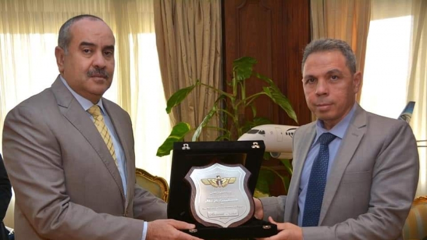 وزير الطيران المدني يكرم أشرف القاضي رئيس مستشفي مصر للطيران السابق