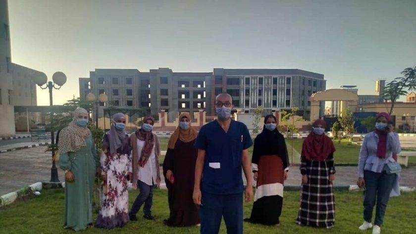 عدد من المتعافين من فيروس كورونا يغادرون مستشفى عزل المدينة الجامعية في بني سويف