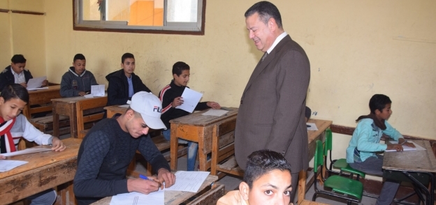 محافظ بني سويف يتابع سير امتحانات الشهادة الإعدادية