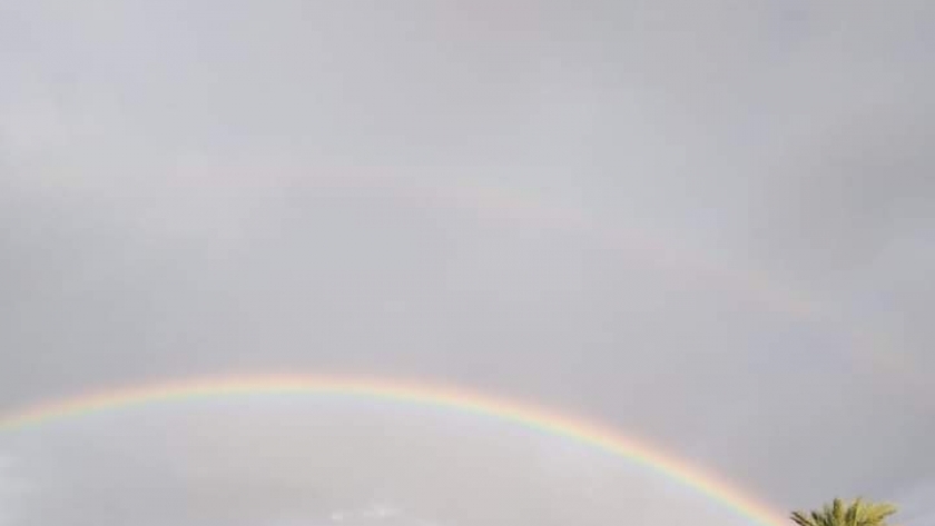بالصور - قوس قزح يُزين السماء بعد تساقط أمطار خفيفة بقرى ومراكز الفيوم