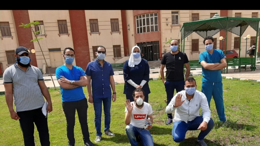 لحظة انتهاء عمل الفريق الطبي الأول بمستشفى العزل بمدينة بني سويف الجامعية