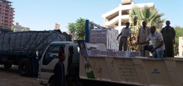 توزيع 3500 كرتونة مواد غذائية "تحيا مصر" بأسعار مخفضة بقرى مركز ديروط بأسيوط