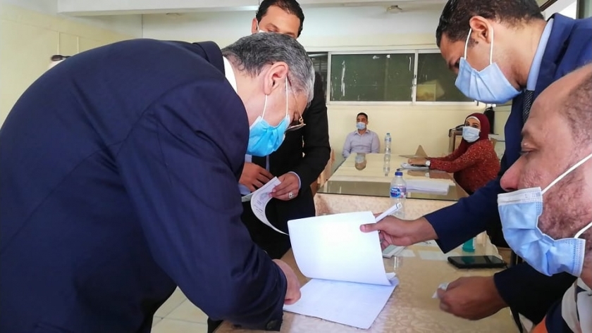 وزير الكهرباء يدلي بصوته في انتخابات النواب