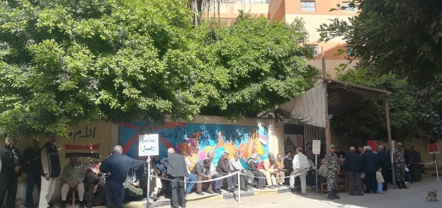 طابور رجالي أمام لجنة انتخابية وسط الإسكندرية