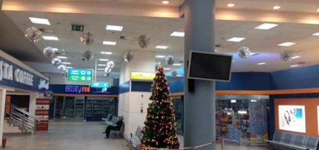 بالصور| صالات مطار مرسى علم تتزين لاستقبال السياح في عيد الميلاد