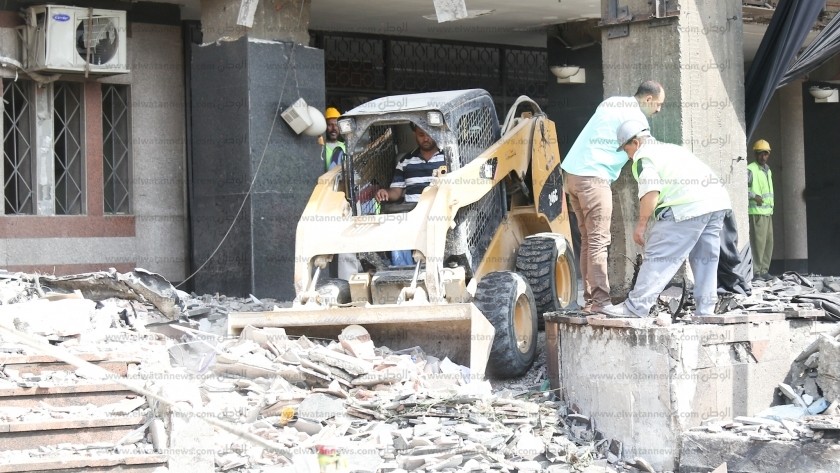 العمال يزيلون آثار الانفجار من محيط معهد الأورام
