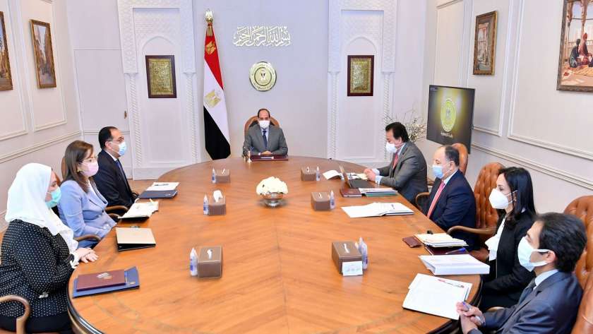 الرئيس عبد الفتاح السيسي خلال اجتماعه مع عدد من الوزراء
