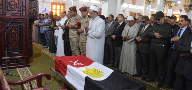 أهالي بني سويف يتقدمهم المحافظ يشيعون جثمان شهيد قوات مسلحة في جنازة عسكرية