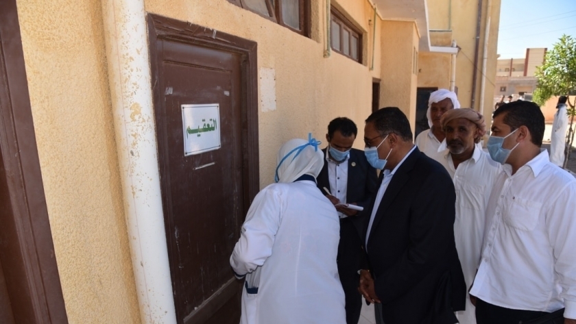 محافظ مطروح خلال زيارته للوحدة الصحية بقرية جلال بالضبعة