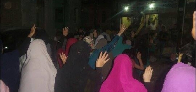 نظم أعضاء تنظيم الإخوان في قرية أويش الحجر مركز المنصورة بالدقهلية الليلة مظاهرة ليلية أطلقوا عليها " الأرض لا تشرب الدماء "