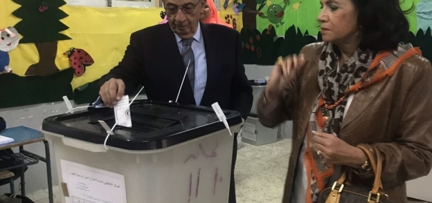 عمرو موسى يدلي بصوته في انتخابات الرئاسة