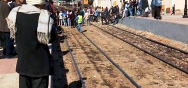 تجمهر سائقي القطارات والكمسارية على السكة الحديد بمحطة أسوان بسبب الحوافز