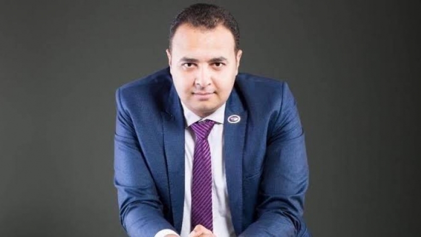 الدكتور حسين عبد الهادى الأمين العام لاتحاد نقابات المهن الطبية