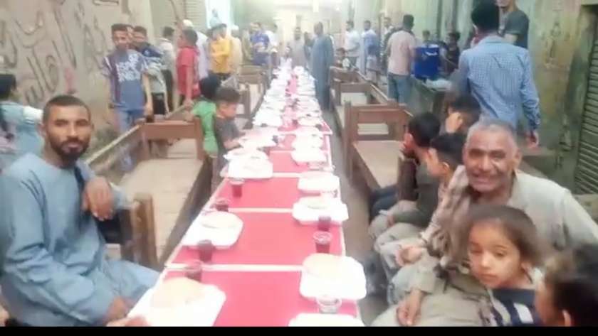 أهالي قرية صفط النور ببني سويف يختمون «رمضان»  بتنظيم أكبر مائدة إفطار جماعي