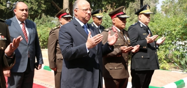 محافظ القاهرة وقائد المنطقة المركزية يضعان اكليل الزهور على مقابر الشهداء