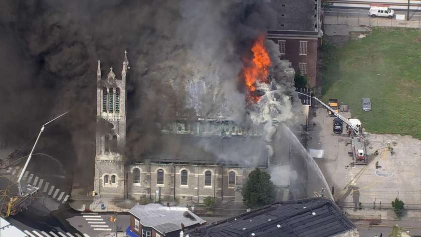 اندلاع حريق هائل بكنيسة في ولاية بنسلفانيا الأمريكية