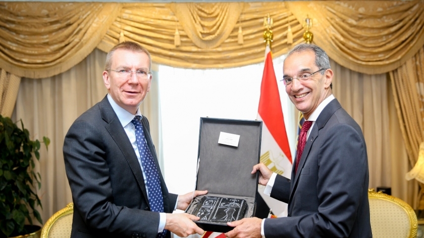  وزير الاتصالات مع وزير خارجية لاتفيا