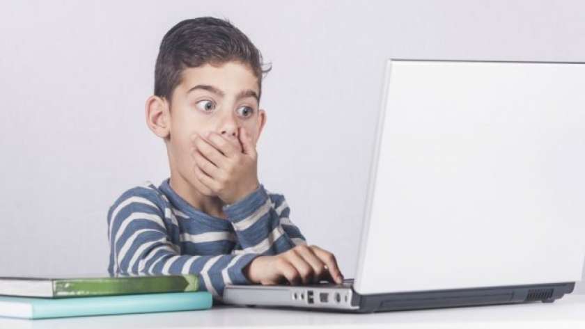 طفل أمام الإنترنت - صورة أرشيفية