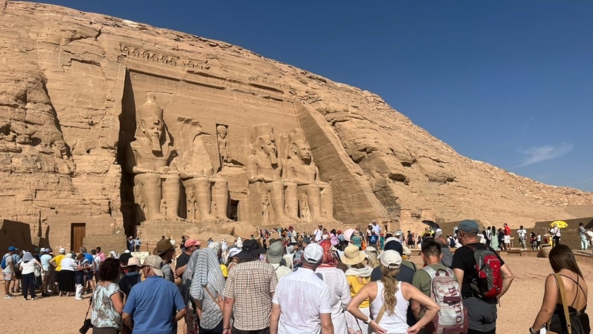السياح يتوافدون على معبد أبو سمبل