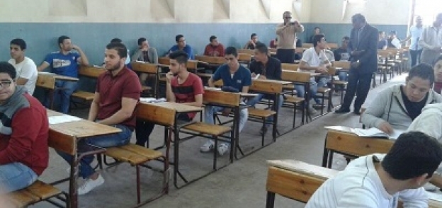 طلاب ثانوية عامة خلال أداء الامتحانات