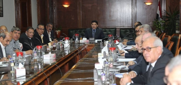 وزير الري خلال اجتماعه بقيادات الوزارة