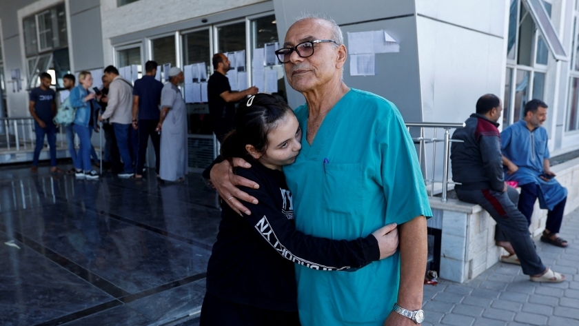 الطبيب محمد أبو ناموس وابنته أثناء وداعهم