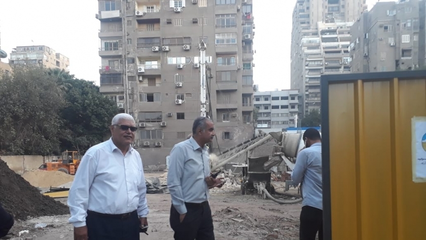رئيس حي الدقي ونائبة خلال تنفيذ ايقاف اعمال بناء عقار مخالف