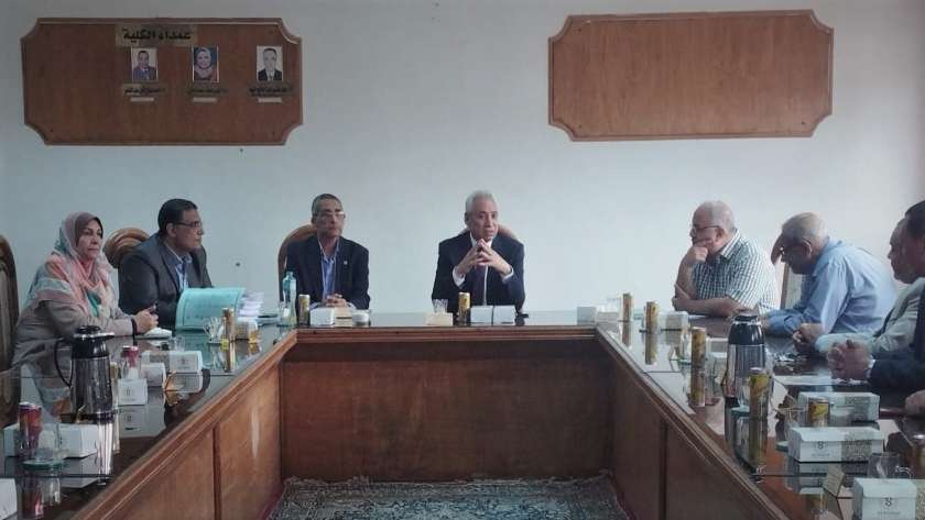رئيس جامعة المنيا يناقش إجراءات الترشح لعمادة كليتي الصيدلة والنوعية