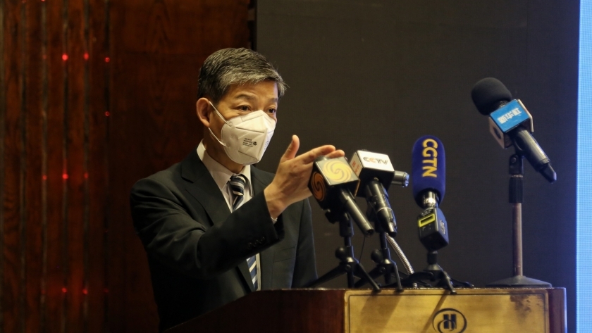 السفير لياو لي تشيانغ سفير الصين بالقاهرة خلال مؤتمر عالم بعد كورونا
