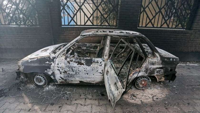 سيارة محترقة في موقع حريق مدينة قم بإيران