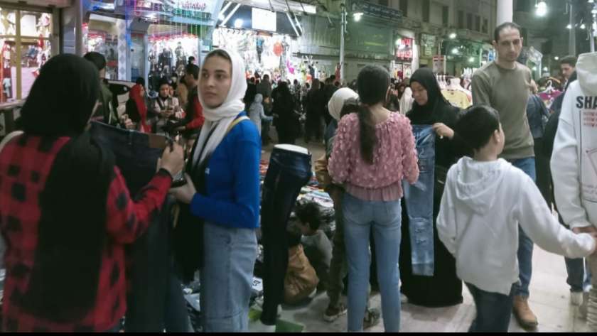 زحام في الأسواق بالمنشية في الإسكندرية لشراء ملابس العيد
