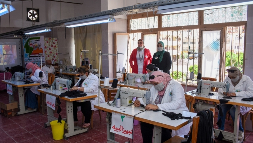 محافظ الإسكندرية يطل البدء لإنتاج كمامات القماش بمدارس التعليم الفني
