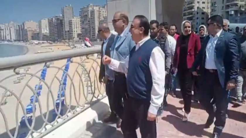 الممشي السياحي الجديد في كورنيش الإسكندرية خلال متابعة المحافظ ورئيس جهاز التعمير له